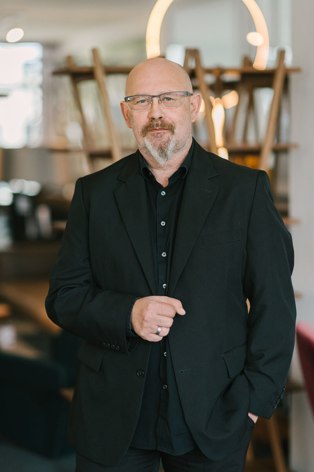 Möbelhersteller Vertrieb: Lead-Gen, Partnerkanäle und Angebots-Disziplin thumbnail